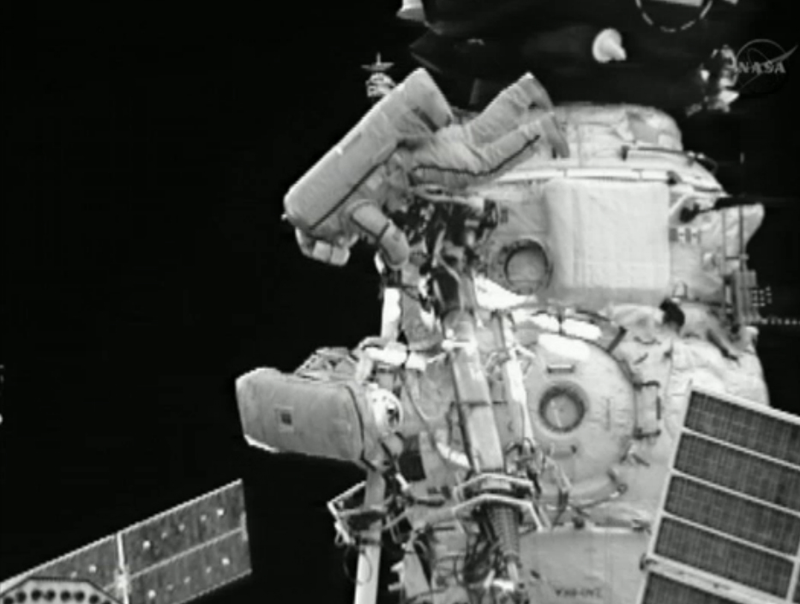 Illustration for article titled Spacewalking cosmonauts heave a 20-pound metal ball into Earth orbit